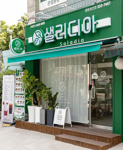 샐러디아 마포성산점의 토핑 다양한 프리미엄 샐러드